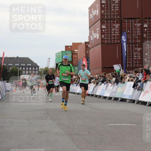 03.10.2025 - Köhlbrandbrückenlauf Yannick Fuchs http://msf.ph/oto/8987838 03.10.2025 16:00:03 Ziel 7103, 7106, 7329, 8783, 8915, 9314 meine-sportfotos.de