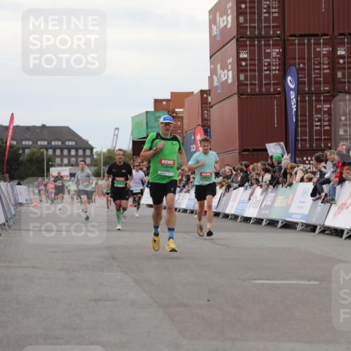 03.10.2025 - Köhlbrandbrückenlauf Yannick Fuchs http://msf.ph/oto/8987843 03.10.2025 16:00:03 Ziel 7103, 7106, 7329, 8783, 8915, 9314 meine-sportfotos.de