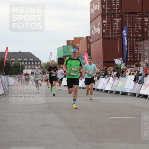 03.10.2025 - Köhlbrandbrückenlauf Yannick Fuchs http://msf.ph/oto/8987848 03.10.2025 16:00:03 Ziel 7103, 7106, 7329, 8783, 8915, 9314 meine-sportfotos.de