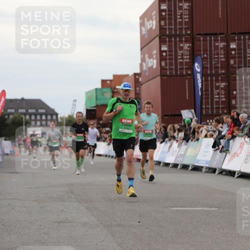 03.10.2025 - Köhlbrandbrückenlauf Yannick Fuchs http://msf.ph/oto/8987863 03.10.2025 16:00:04 Ziel 7103, 7106, 7329, 8783, 8915, 9314 meine-sportfotos.de