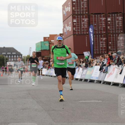 03.10.2025 - Köhlbrandbrückenlauf Yannick Fuchs http://msf.ph/oto/8987876 03.10.2025 16:00:04 Ziel 7103, 7106, 7329, 8783, 8915, 9314 meine-sportfotos.de