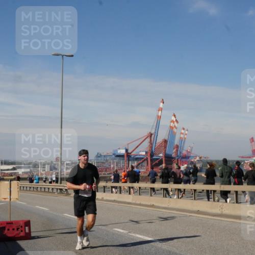 03.10.2025 - Köhlbrandbrückenlauf Matties Gatica Varas http://msf.ph/oto/8987878 03.10.2025 12:32:13 Position 2  meine-sportfotos.de