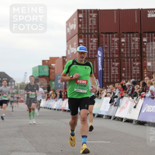 03.10.2025 - Köhlbrandbrückenlauf Yannick Fuchs http://msf.ph/oto/8987883 03.10.2025 16:00:05 Ziel 7103, 7106, 7329, 8783, 9314 meine-sportfotos.de