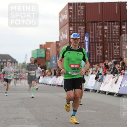 03.10.2025 - Köhlbrandbrückenlauf Yannick Fuchs http://msf.ph/oto/8987887 03.10.2025 16:00:05 Ziel 7103, 7106, 7329, 8783, 9314 meine-sportfotos.de