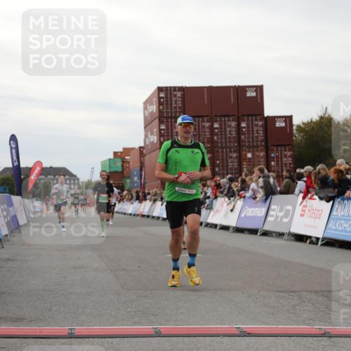 03.10.2025 - Köhlbrandbrückenlauf Yannick Fuchs http://msf.ph/oto/8987895 03.10.2025 16:00:06 Ziel 7103, 7106, 7329, 8783, 9314 meine-sportfotos.de
