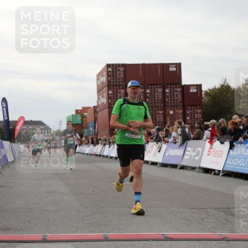 03.10.2025 - Köhlbrandbrückenlauf Yannick Fuchs http://msf.ph/oto/8987900 03.10.2025 16:00:06 Ziel 7103, 7106, 7329, 8783, 9314 meine-sportfotos.de