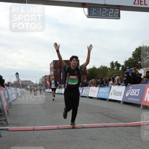 03.10.2025 - Köhlbrandbrückenlauf Yannick Fuchs http://msf.ph/oto/8987903 03.10.2025 16:12:20 Ziel 7654, 7688, 7762, 8501, 9060, 9061, 9359 meine-sportfotos.de
