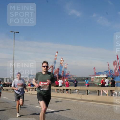 03.10.2025 - Köhlbrandbrückenlauf Matties Gatica Varas http://msf.ph/oto/8987907 03.10.2025 12:32:23 Position 2 4058 meine-sportfotos.de