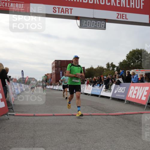 03.10.2025 - Köhlbrandbrückenlauf Yannick Fuchs http://msf.ph/oto/8987921 03.10.2025 16:00:06 Ziel 7103, 7106, 7329, 8783, 9314 meine-sportfotos.de