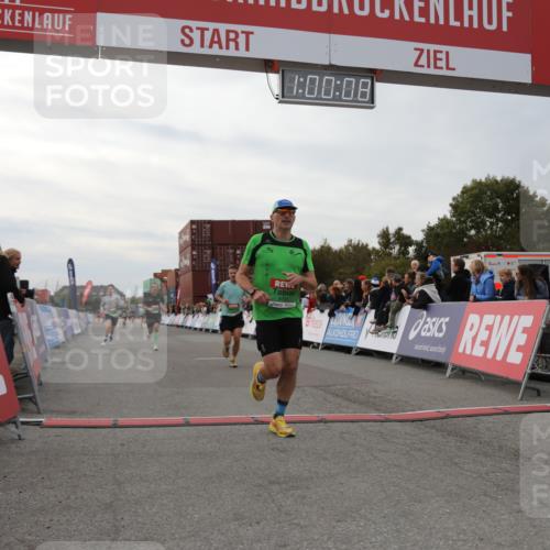 03.10.2025 - Köhlbrandbrückenlauf Yannick Fuchs http://msf.ph/oto/8987926 03.10.2025 16:00:06 Ziel 7103, 7106, 7329, 8783, 9314 meine-sportfotos.de