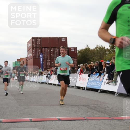 03.10.2025 - Köhlbrandbrückenlauf Yannick Fuchs http://msf.ph/oto/8987944 03.10.2025 16:00:07 Ziel 7103, 7106, 7329, 7598, 8783, 9314 meine-sportfotos.de