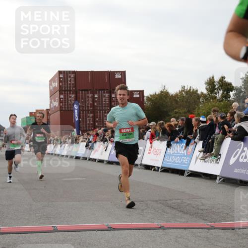 03.10.2025 - Köhlbrandbrückenlauf Yannick Fuchs http://msf.ph/oto/8987947 03.10.2025 16:00:07 Ziel 7103, 7106, 7329, 7598, 8783, 9314 meine-sportfotos.de