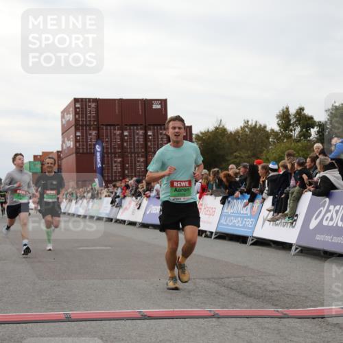 03.10.2025 - Köhlbrandbrückenlauf Yannick Fuchs http://msf.ph/oto/8987952 03.10.2025 16:00:08 Ziel 7103, 7106, 7329, 7598, 8783, 9314 meine-sportfotos.de