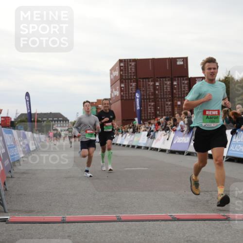 03.10.2025 - Köhlbrandbrückenlauf Yannick Fuchs http://msf.ph/oto/8987957 03.10.2025 16:00:08 Ziel 7103, 7106, 7329, 7598, 8783, 9314 meine-sportfotos.de