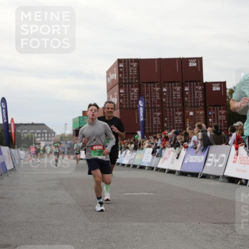 03.10.2025 - Köhlbrandbrückenlauf Yannick Fuchs http://msf.ph/oto/8987963 03.10.2025 16:00:08 Ziel 7103, 7106, 7329, 7598, 8783, 9314 meine-sportfotos.de