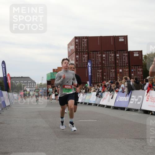 03.10.2025 - Köhlbrandbrückenlauf Yannick Fuchs http://msf.ph/oto/8987968 03.10.2025 16:00:08 Ziel 7103, 7106, 7329, 7598, 8783, 9314 meine-sportfotos.de