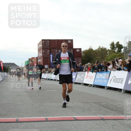 03.10.2025 - Köhlbrandbrückenlauf Yannick Fuchs http://msf.ph/oto/8987971 03.10.2025 16:12:23 Ziel 7654, 7688, 8501, 8901, 9060, 9061, 9359, 9454, 9677 meine-sportfotos.de