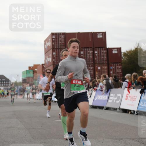 03.10.2025 - Köhlbrandbrückenlauf Yannick Fuchs http://msf.ph/oto/8987984 03.10.2025 16:00:09 Ziel 7103, 7106, 7271, 7329, 7598, 8783, 9314 meine-sportfotos.de