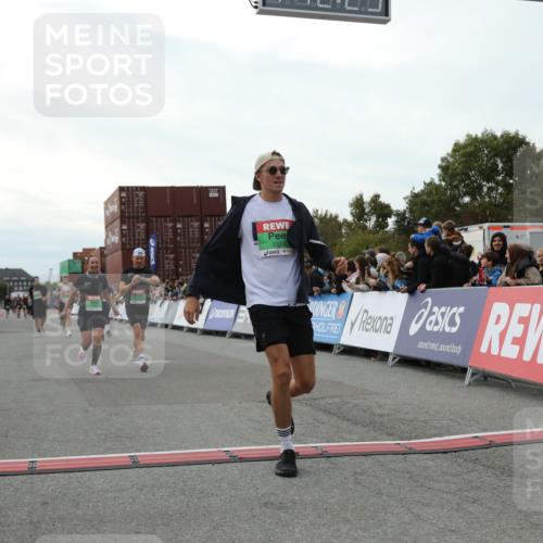 03.10.2025 - Köhlbrandbrückenlauf Yannick Fuchs http://msf.ph/oto/8987985 03.10.2025 16:12:23 Ziel 7654, 7688, 8501, 8901, 9060, 9061, 9359, 9454, 9677 meine-sportfotos.de