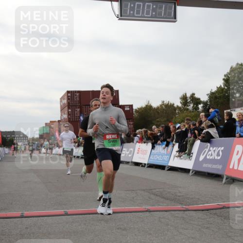 03.10.2025 - Köhlbrandbrückenlauf Yannick Fuchs http://msf.ph/oto/8987990 03.10.2025 16:00:09 Ziel 7103, 7106, 7271, 7329, 7598, 8783, 9314 meine-sportfotos.de