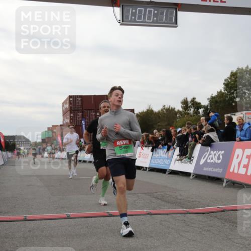 03.10.2025 - Köhlbrandbrückenlauf Yannick Fuchs http://msf.ph/oto/8987994 03.10.2025 16:00:09 Ziel 7103, 7106, 7271, 7329, 7598, 8783, 9314 meine-sportfotos.de