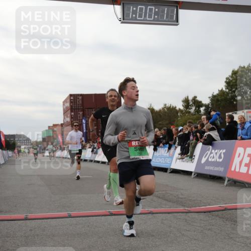 03.10.2025 - Köhlbrandbrückenlauf Yannick Fuchs http://msf.ph/oto/8988001 03.10.2025 16:00:09 Ziel 7103, 7106, 7271, 7329, 7598, 8783, 9314 meine-sportfotos.de