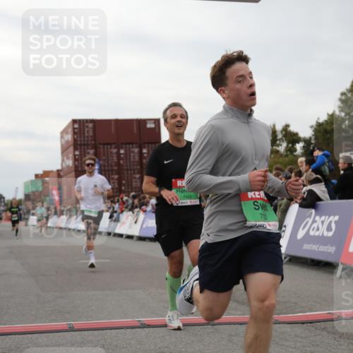 03.10.2025 - Köhlbrandbrückenlauf Yannick Fuchs http://msf.ph/oto/8988005 03.10.2025 16:00:10 Ziel 7103, 7106, 7233, 7271, 7329, 7598, 8783, 9314 meine-sportfotos.de
