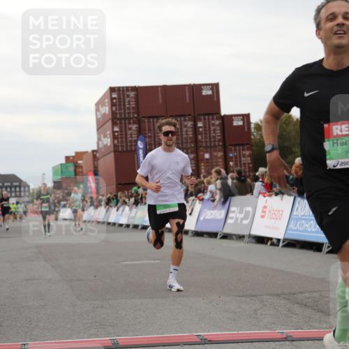 03.10.2025 - Köhlbrandbrückenlauf Yannick Fuchs http://msf.ph/oto/8988010 03.10.2025 16:00:10 Ziel 7103, 7106, 7233, 7271, 7329, 7598, 8783, 9314 meine-sportfotos.de