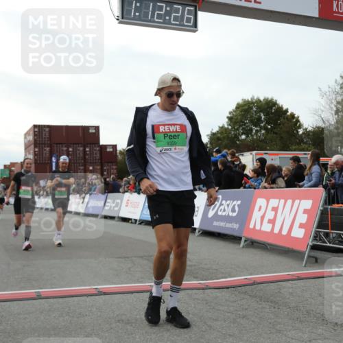03.10.2025 - Köhlbrandbrückenlauf Yannick Fuchs http://msf.ph/oto/8988011 03.10.2025 16:12:24 Ziel 7654, 7688, 8501, 8901, 9060, 9061, 9359, 9454, 9677 meine-sportfotos.de