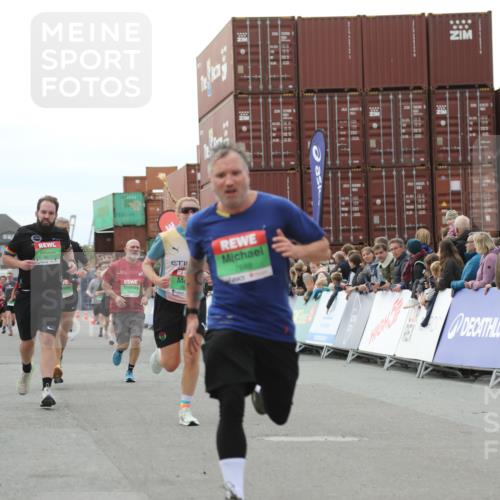 03.10.2025 - Köhlbrandbrückenlauf Yannick Fuchs http://msf.ph/oto/8988051 03.10.2025 16:12:26 Ziel 7203, 7654, 7688, 8901, 9060, 9061, 9359, 9454, 9677, 9706 meine-sportfotos.de