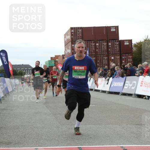 03.10.2025 - Köhlbrandbrückenlauf Yannick Fuchs http://msf.ph/oto/8988064 03.10.2025 16:12:26 Ziel 7203, 7654, 7688, 8901, 9060, 9061, 9359, 9454, 9677, 9706 meine-sportfotos.de
