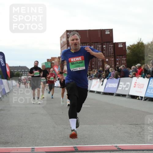 03.10.2025 - Köhlbrandbrückenlauf Yannick Fuchs http://msf.ph/oto/8988070 03.10.2025 16:12:27 Ziel 7203, 7654, 7688, 8901, 9060, 9061, 9359, 9454, 9677, 9706 meine-sportfotos.de