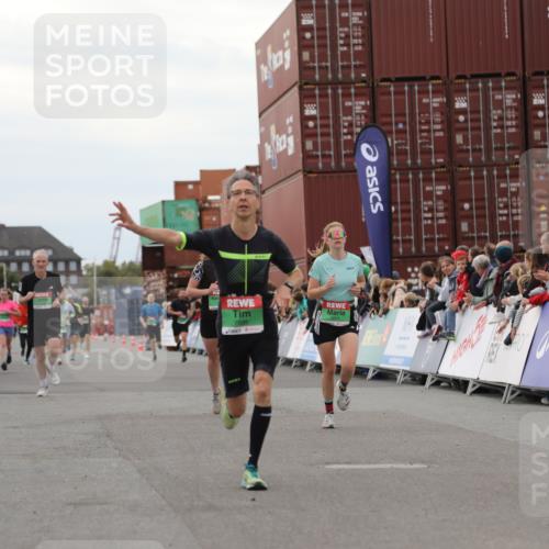 03.10.2025 - Köhlbrandbrückenlauf Yannick Fuchs http://msf.ph/oto/8988074 03.10.2025 16:00:14 Ziel 7233, 7271, 7276, 7598, 9314 meine-sportfotos.de