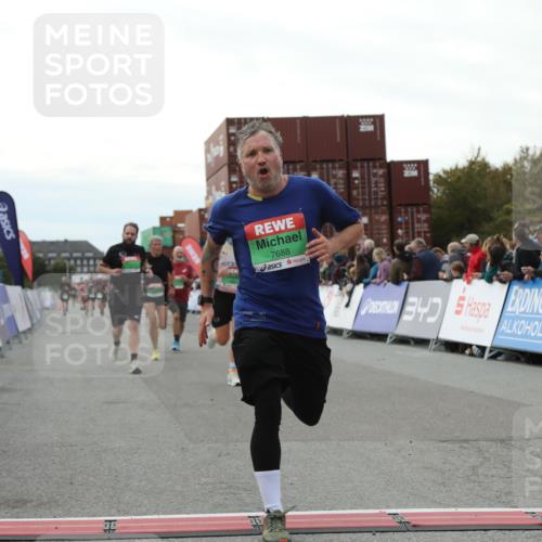 03.10.2025 - Köhlbrandbrückenlauf Yannick Fuchs http://msf.ph/oto/8988075 03.10.2025 16:12:27 Ziel 7203, 7654, 7688, 8901, 9060, 9061, 9359, 9454, 9677, 9706 meine-sportfotos.de
