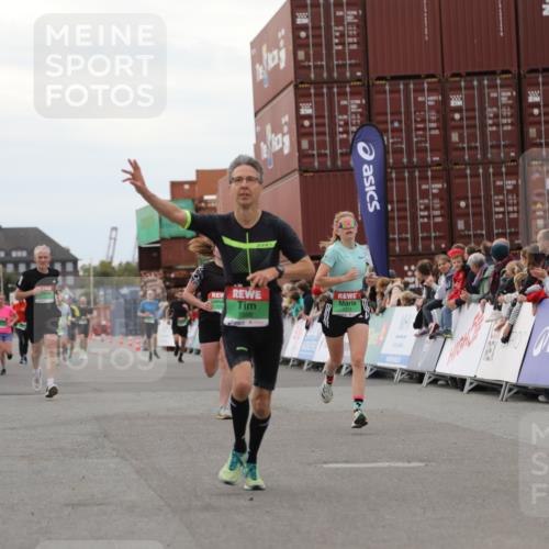 03.10.2025 - Köhlbrandbrückenlauf Yannick Fuchs http://msf.ph/oto/8988078 03.10.2025 16:00:14 Ziel 7233, 7271, 7276, 7598, 9314 meine-sportfotos.de