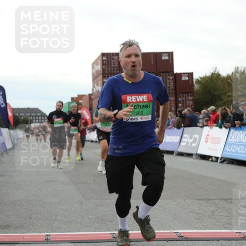 03.10.2025 - Köhlbrandbrückenlauf Yannick Fuchs http://msf.ph/oto/8988080 03.10.2025 16:12:27 Ziel 7203, 7654, 7688, 8901, 9060, 9061, 9359, 9454, 9677, 9706 meine-sportfotos.de