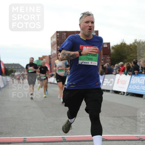 03.10.2025 - Köhlbrandbrückenlauf Yannick Fuchs http://msf.ph/oto/8988084 03.10.2025 16:12:27 Ziel 7203, 7654, 7688, 8901, 9060, 9061, 9359, 9454, 9677, 9706 meine-sportfotos.de
