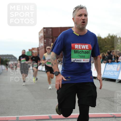 03.10.2025 - Köhlbrandbrückenlauf Yannick Fuchs http://msf.ph/oto/8988088 03.10.2025 16:12:27 Ziel 7203, 7654, 7688, 8901, 9060, 9061, 9359, 9454, 9677, 9706 meine-sportfotos.de