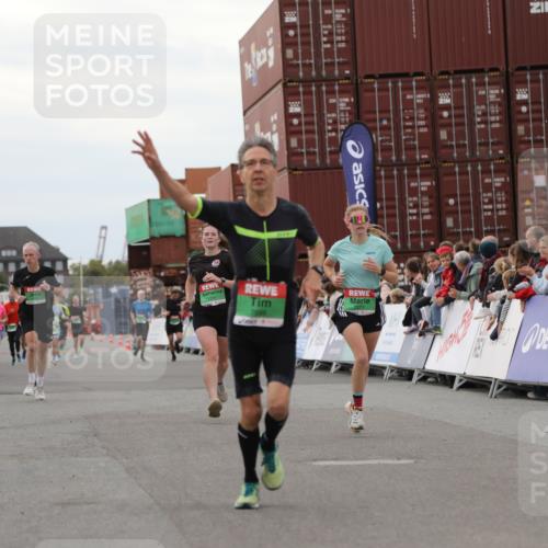03.10.2025 - Köhlbrandbrückenlauf Yannick Fuchs http://msf.ph/oto/8988089 03.10.2025 16:00:14 Ziel 7233, 7271, 7276, 7598, 9314 meine-sportfotos.de
