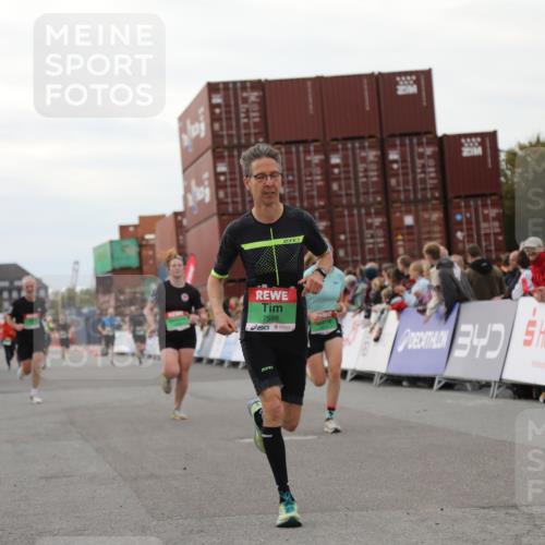 03.10.2025 - Köhlbrandbrückenlauf Yannick Fuchs http://msf.ph/oto/8988094 03.10.2025 16:00:15 Ziel 7105, 7233, 7271, 7276, 7301, 7598 meine-sportfotos.de