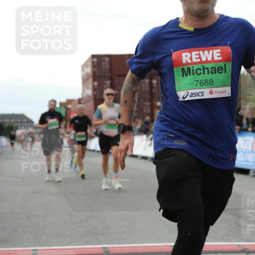03.10.2025 - Köhlbrandbrückenlauf Yannick Fuchs http://msf.ph/oto/8988095 03.10.2025 16:12:27 Ziel 7203, 7654, 7688, 8901, 9060, 9061, 9359, 9454, 9677, 9706 meine-sportfotos.de