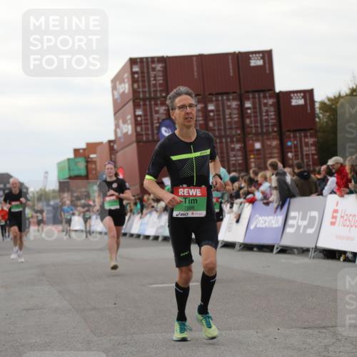 03.10.2025 - Köhlbrandbrückenlauf Yannick Fuchs http://msf.ph/oto/8988098 03.10.2025 16:00:15 Ziel 7105, 7233, 7271, 7276, 7301, 7598 meine-sportfotos.de