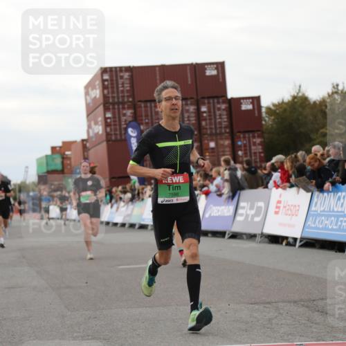 03.10.2025 - Köhlbrandbrückenlauf Yannick Fuchs http://msf.ph/oto/8988104 03.10.2025 16:00:15 Ziel 7105, 7233, 7271, 7276, 7301, 7598 meine-sportfotos.de