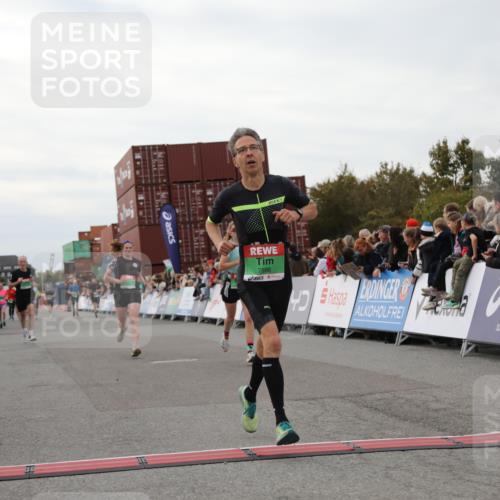 03.10.2025 - Köhlbrandbrückenlauf Yannick Fuchs http://msf.ph/oto/8988107 03.10.2025 16:00:15 Ziel 7105, 7233, 7271, 7276, 7301, 7598 meine-sportfotos.de