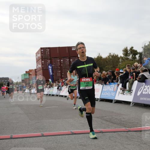03.10.2025 - Köhlbrandbrückenlauf Yannick Fuchs http://msf.ph/oto/8988111 03.10.2025 16:00:15 Ziel 7105, 7233, 7271, 7276, 7301, 7598 meine-sportfotos.de
