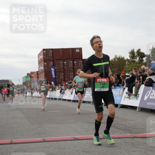 03.10.2025 - Köhlbrandbrückenlauf Yannick Fuchs http://msf.ph/oto/8988117 03.10.2025 16:00:16 Ziel 7105, 7233, 7271, 7276, 7301, 7598 meine-sportfotos.de
