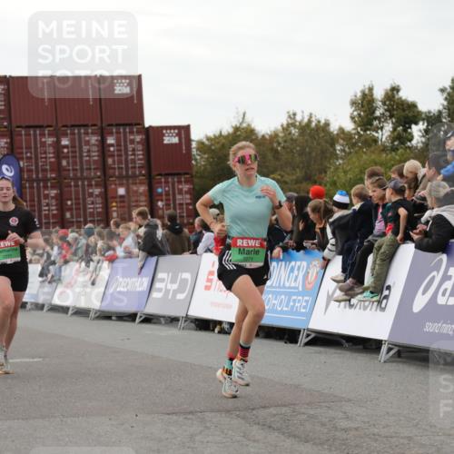 03.10.2025 - Köhlbrandbrückenlauf Yannick Fuchs http://msf.ph/oto/8988122 03.10.2025 16:00:16 Ziel 7105, 7233, 7271, 7276, 7301, 7598 meine-sportfotos.de