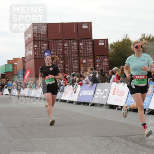 03.10.2025 - Köhlbrandbrückenlauf Yannick Fuchs http://msf.ph/oto/8988126 03.10.2025 16:00:16 Ziel 7105, 7233, 7271, 7276, 7301, 7598 meine-sportfotos.de