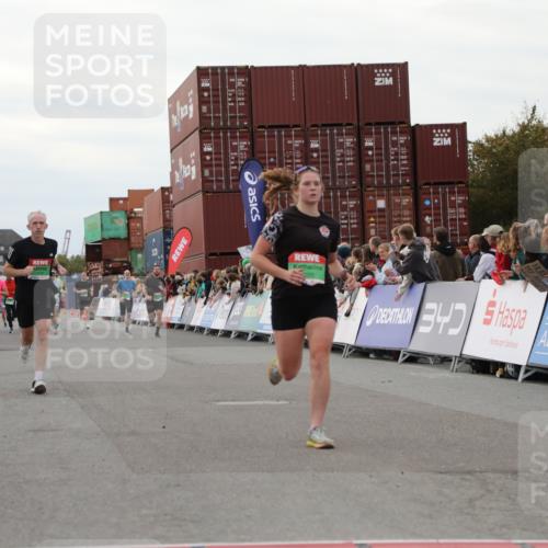 03.10.2025 - Köhlbrandbrückenlauf Yannick Fuchs http://msf.ph/oto/8988130 03.10.2025 16:00:17 Ziel 7105, 7233, 7271, 7276, 7301, 7598 meine-sportfotos.de
