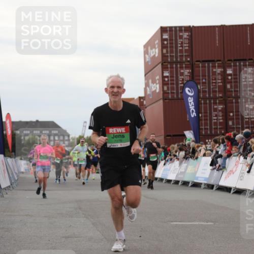 03.10.2025 - Köhlbrandbrückenlauf Yannick Fuchs http://msf.ph/oto/8988167 03.10.2025 16:00:19 Ziel 7027, 7105, 7116, 7233, 7271, 7276, 7301, 7598, 9491 meine-sportfotos.de